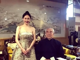 相差50岁的范曾、徐萌结婚一年成笑谈，究竟是贪财还是好色？