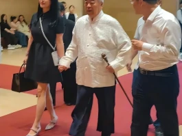 范曾徐萌结婚6个月甜蜜牵手看展，徐萌无惧路人目光