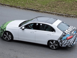 小号E级！奔驰新款C级内饰更科技，奥迪咋接招？