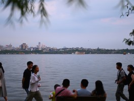 人气旺、文旅热、消费兴，中国暑期经济为何热力四射？