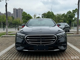 51万买黑色奔驰E300L，与邻居白色同框，对比明显白色更大