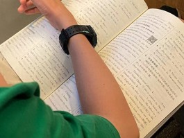 白天打卡景点晚上熬夜赶作业，暑假亲子游新标配是这样？