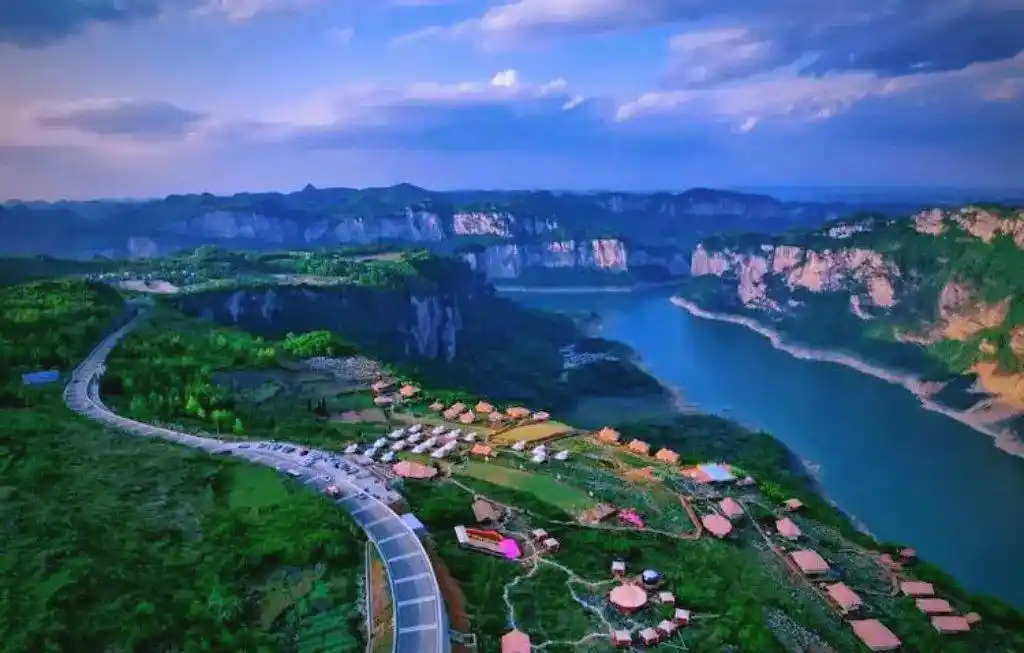 暑期国内旅游目的地_暑假适合带孩子旅游的地方_避暑旅行推荐