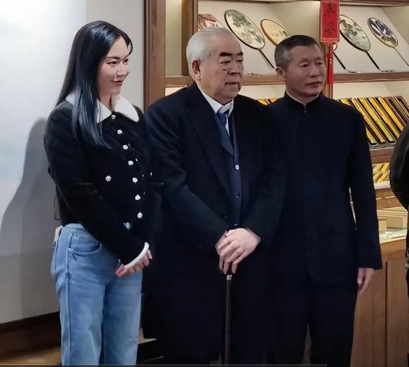 范曾徐萌婚姻危机_范曾娇妻卷款跑路_范增徐萌
