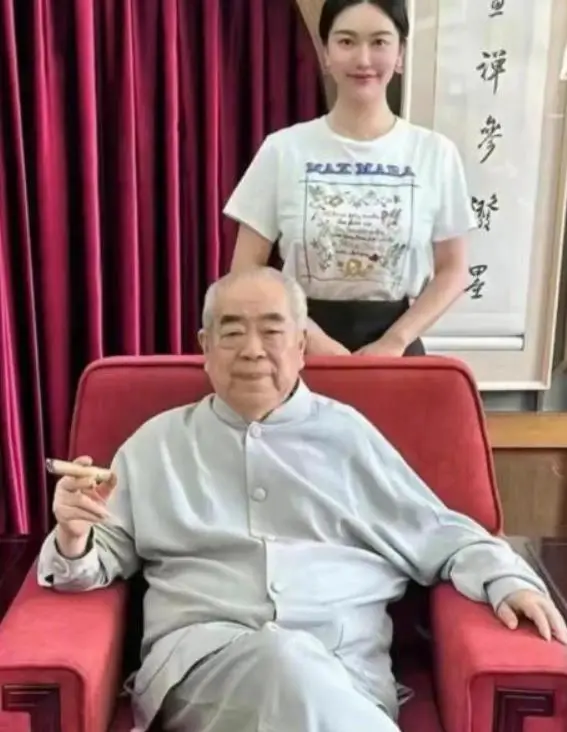 范曾徐萌婚姻危机_范曾娇妻卷款跑路_范增徐萌