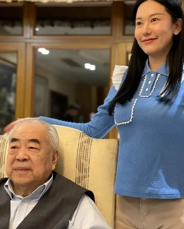艾尚真辟谣范曾结婚消息_范曾新婚妻子身份曝光_范增徐萌