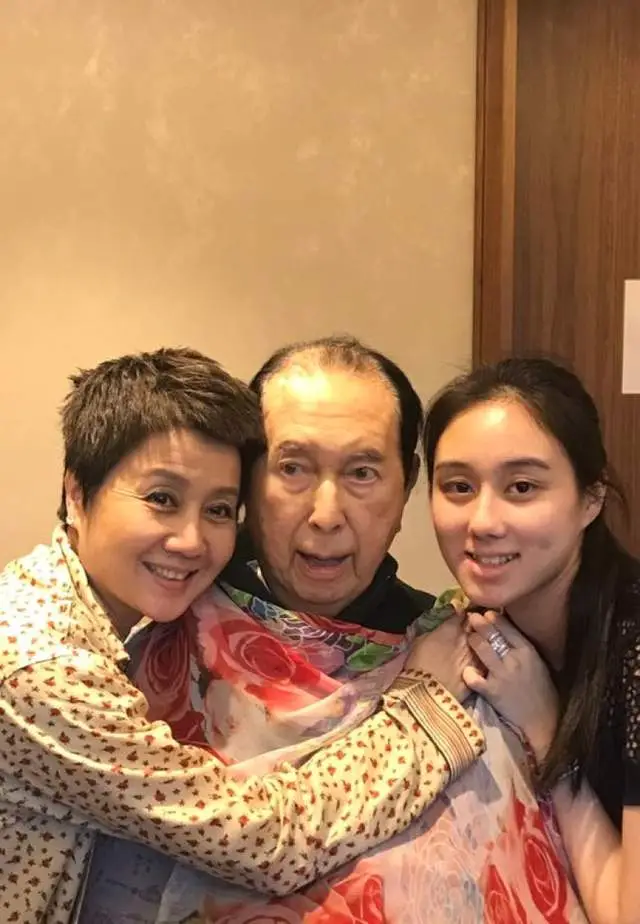 艾尚真辟谣范曾结婚消息_范曾新婚妻子身份曝光_范增徐萌