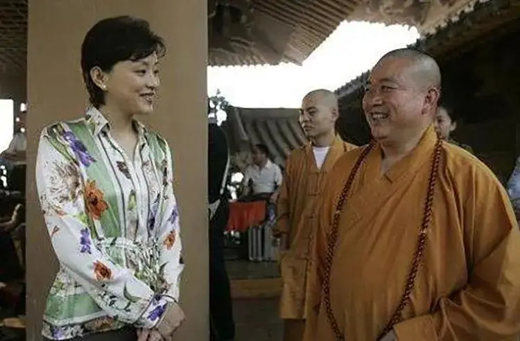 释永信与美女合影事件_释永信到底是怎样的人_少林寺释永信私生活